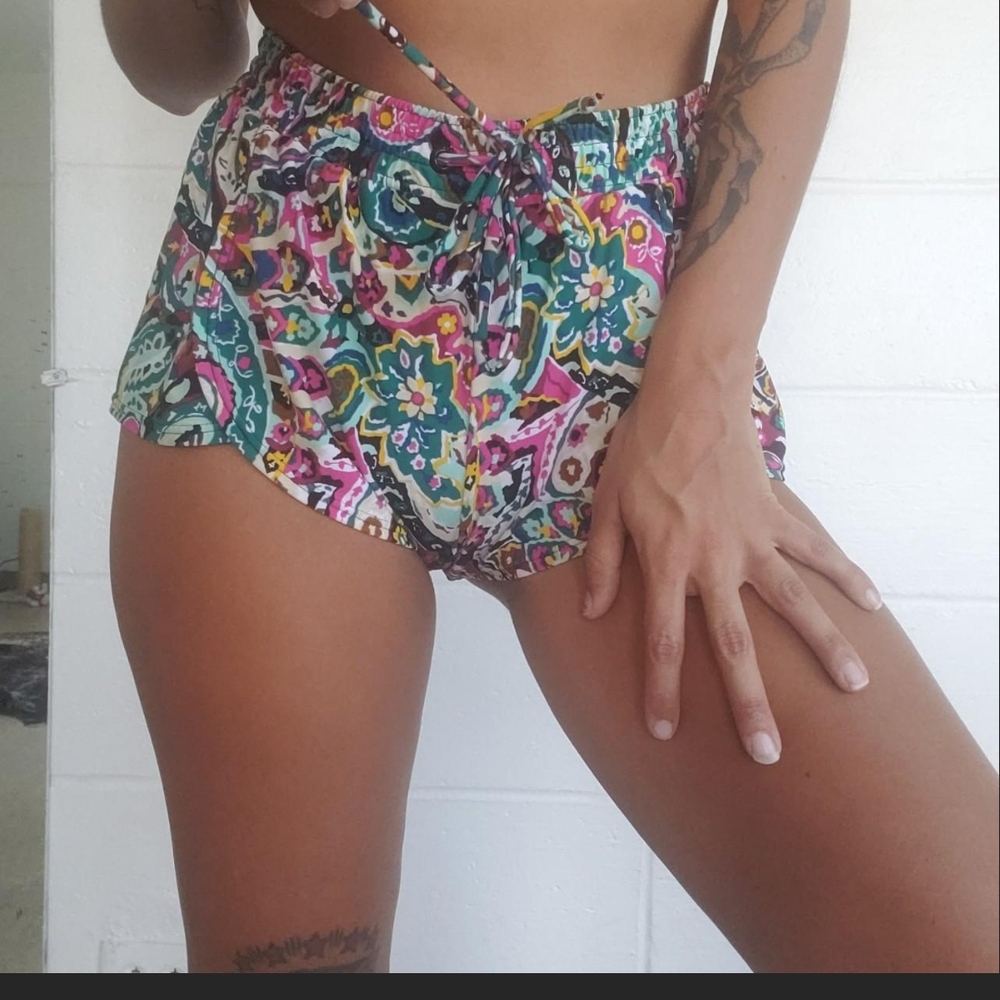 Colorful Paisley Print Shorts From Volcom Size Xs